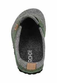 Zapatilla de felpa gris con acentos verdes, punta redonda y detalles de costura. Presenta un parche de logo marrón y una suela negra texturizada para mayor agarre.