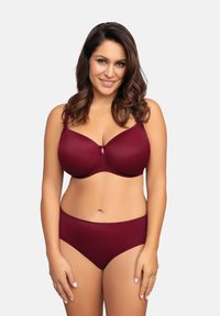 Reggiseno imbottito color bordeaux con dettagli in pizzo e spalline regolabili, abbinato a slip a vita alta coordinati, indossati da una donna su sfondo neutro.