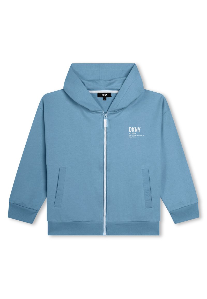Sudadera azul con cremallera hecha de un tejido suave, que cuenta con una capucha, dos bolsillos laterales, puños acanalados y un pequeño logo blanco en el pecho.