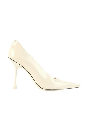 Escarpin beige brillant à talon haut avec un bout pointu et un talon aiguille fin et au design unique.