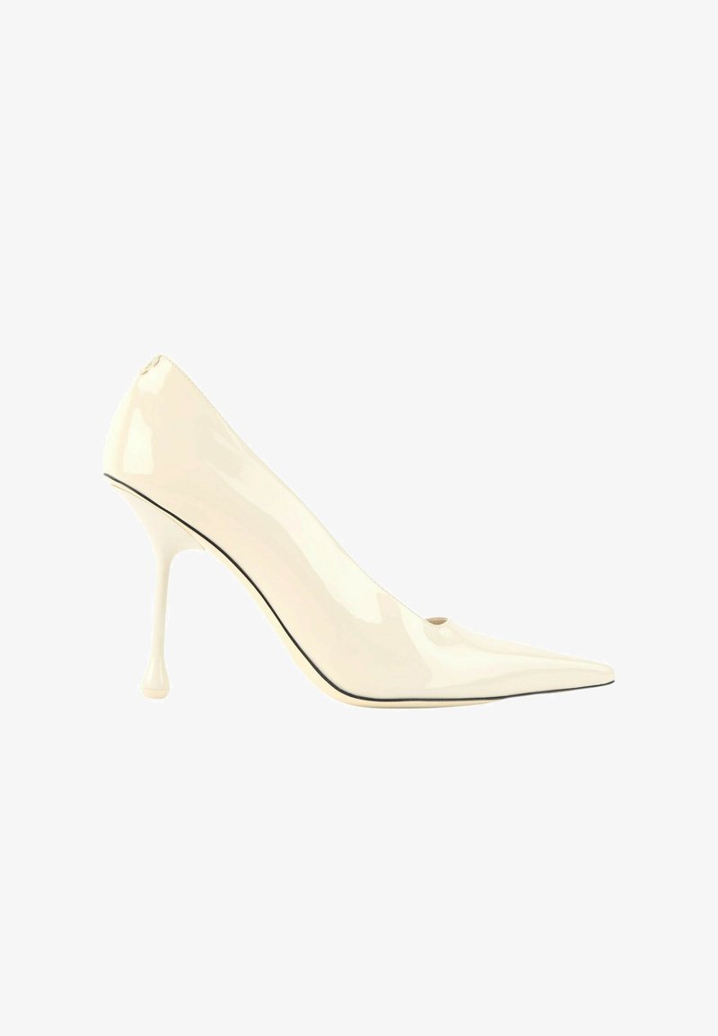 Escarpin beige brillant à talon haut avec un bout pointu et un talon aiguille fin et au design unique.