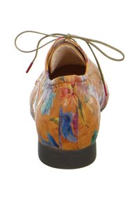 Chaussure à imprimé floral avec un dessus en cuir orange, bout rond, lacets fins beiges et semelle noire texturée. Décorée de fleurs vibrantes bleues et roses.