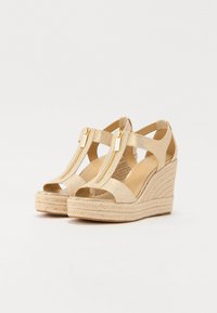 Sandales compensées beiges avec fermeture éclair et design à bout ouvert. Comprend une plateforme en jute tressé et des brides en tissu lisse.