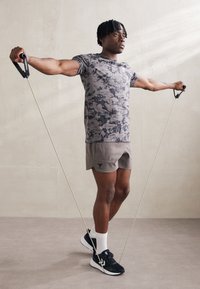 Under Armour PROJECT ROCK CAMP SHORT - Sportovní kraťasy - fresh clay/black