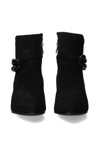 Botines de ante negro con un acabado suave, que presentan una cremallera lateral y un lazo decorativo en una correa a través del frente.