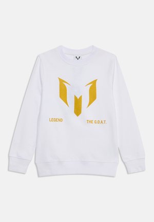 Hvid hættetrøje med lange ærmer med gyldent stiliseret "M"-logo og ordene "LEGEND" og "THE G.O.A.T." trykt under logoet.