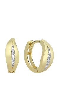 Boucles d'oreilles créoles en or en forme de feuille, avec une rangée de petites pierres précieuses claires le long d'un côté. Texture lisse et finition polie.