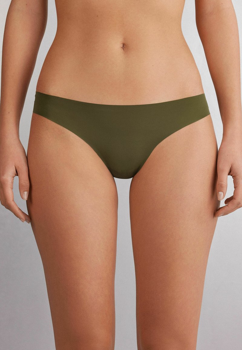 Olijf groene bikini onderbroek met een gladde textuur, lage snit en minimalistisch ontwerp. Geen zichtbare patronen of hardware-details.