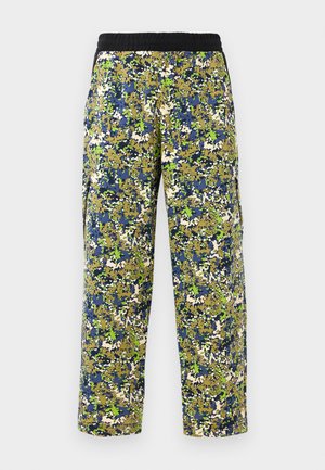 Camouflage-mønstrede bukser i grønne, marineblå og beige nuancer; elastisk sort talje; lige ben; alsidig design.