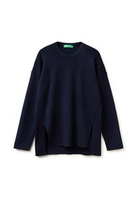 Granatowy dzianinowy sweter z długimi rękawami, okrągłym dekoltem i bocznymi rozcięciami. Miękka tekstura, luźny krój. Prosty design, bez wzorów i akcentów.