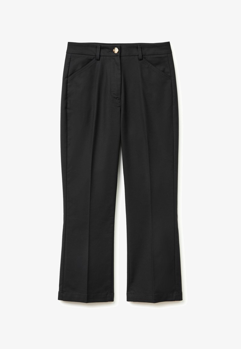 Czarne spodnie o prostych nogawkach z przednimi kieszeniami, szlufkami na pasek i zapięciem na guzik w pasie.