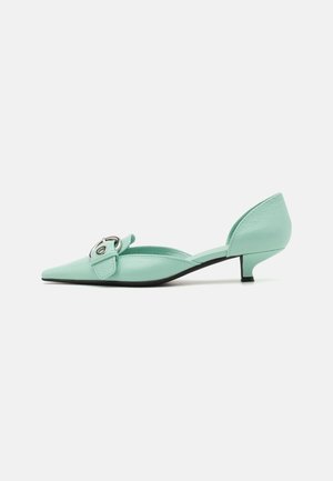 Mintgrønne læderslingback flats med spids tå, lille hæl og dekorativ spænde detalje. Glat tekstur med subtil glans.