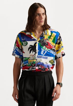 Camicia a maniche corte con una stampa colorata a tema corsa, realizzata in un tessuto leggero, dalla vestibilità ampia e colletto a punte.