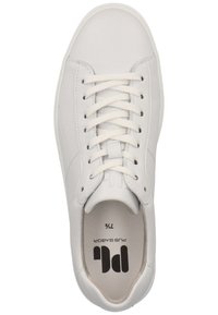 Weiße Leder-Sneaker mit rundem Zeh, flachen weißen Schnürsenkeln und geprägt aufgenähtem Logo auf der Zunge. Texturiertes Fußbett und minimalistisches Design.