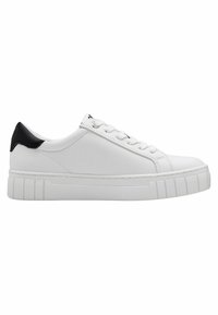 Baskets en cuir blanc avec un bout rond, accent de talon noir et semelle en caoutchouc blanc texturé présentant des rainures horizontales et verticales.