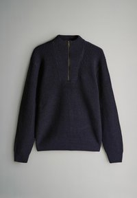Suéter de punto azul marino con cuello alto y cremallera de cuarto. Presenta patrones texturizados en los hombros y puños y dobladillo acanalados.