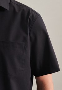 Schwarzes kurzärmliges Hemd mit einer Brusttasche, mit Kragen, aus glattem Stoff und einem taillierten Design mit sauberen Nähten.