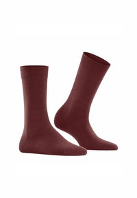 Paar schlichte dunkelrote Socken mit gerippten Bündchen, nebeneinander auf einem weißen Hintergrund platziert.