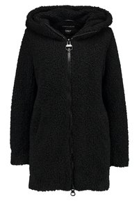 Cappotto in pile nero con cappuccio, tessuto testurizzato, chiusura con zip e due tasche frontali. Presenta una lunghezza fino alla metà della coscia e un taglio dritto.