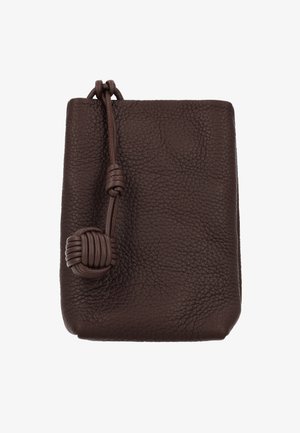 Borsetă maro din piele texturată, cu închidere prin șnur din piele legat în nod în partea de sus.