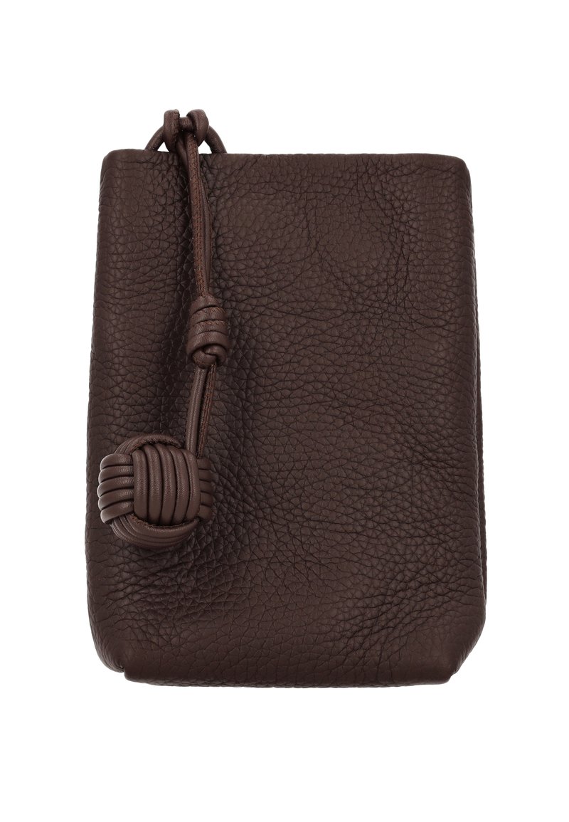 Bolsa de cuero marrón texturizado con cierre de cordón de cuero anudado en la parte superior.