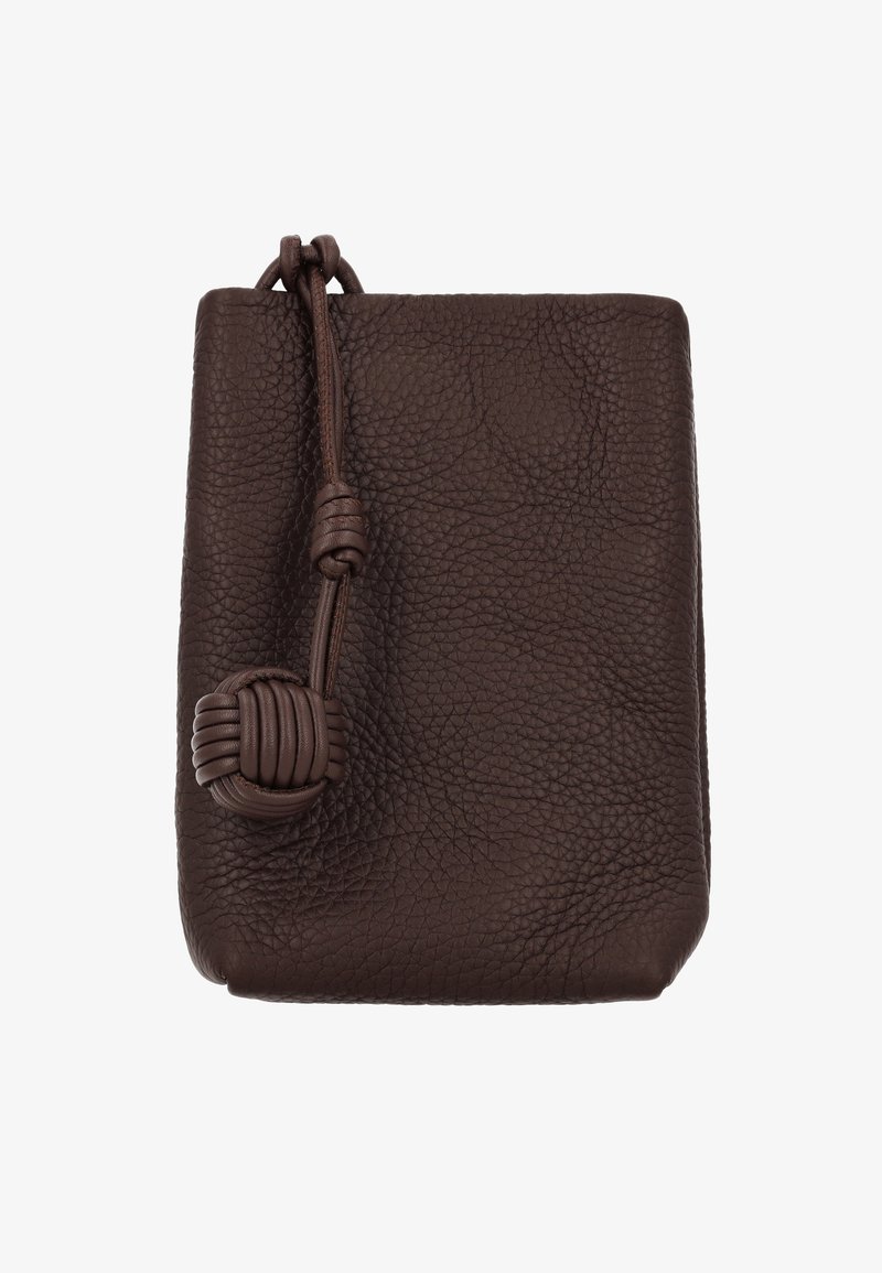 Bolsa de cuero marrón texturizado con cierre de cordón de cuero anudado en la parte superior.