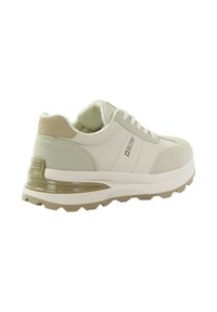 Beżowo-białe niskie trampki Big Star z sznurowanym przodem, grubą podeszwą i zamszowymi akcentami na pięcie i czubku.