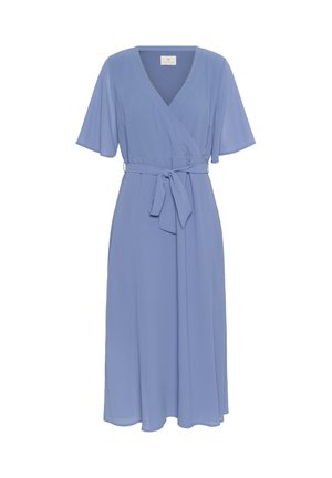 Helles blaues Wickelkleid aus fließendem Stoff, mit kurzen, schwingenden Ärmeln, einem V-Ausschnitt und einem gebundenen Taillengürtel.