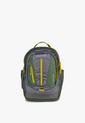 Plecak JanSport Odyssey 38 w zielonym i szarym kolorze z żółtymi zamkami, przednią kieszenią, bocznymi kieszeniami z siatki i górnym uchwytem do noszenia.