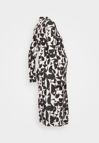 Casaco longo estampado com um design geométrico em preto e branco, com gola e bolsos laterais. O tecido tem uma textura suave.