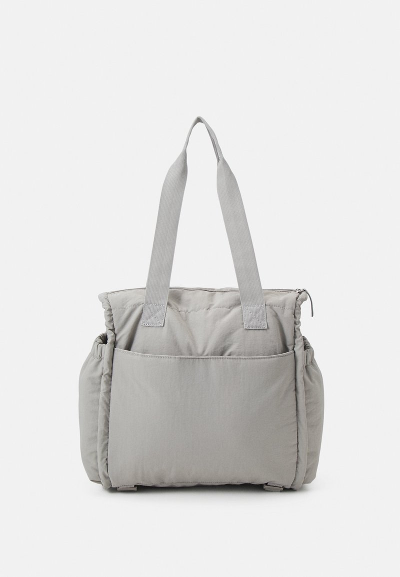 Borsa tote grigia imbottita con doppi manici in tessuto, chiusura con zip e tasca frontale. Presenta una texture morbida e una forma strutturata.