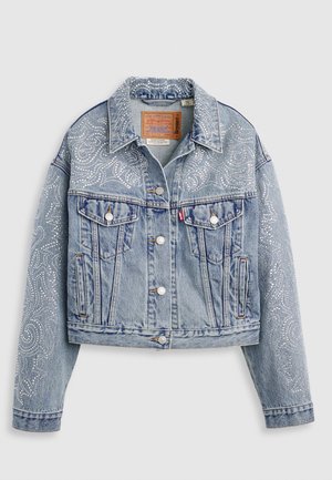 Jachetă din denim de culoare albastru deschis, cu embellishementuri strălucitoare în model paisley pe mâneci, având două buzunare frontale și accesorii din metal argintiu.