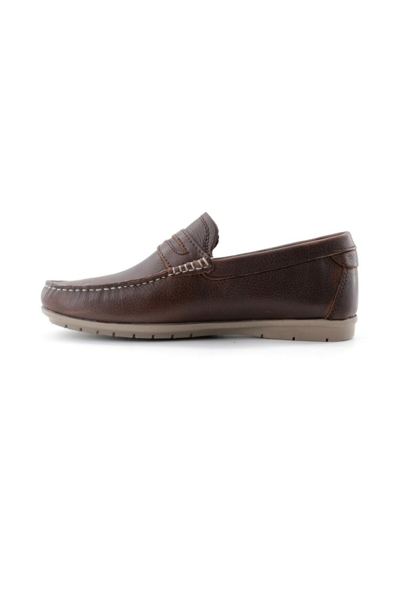 Scarpa slip-on in pelle marrone con punta arrotondata, superficie testurizzata, dettagli con cuciture e suola in gomma a profilo basso.