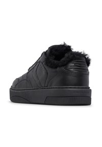 Sneaker in pelle nera con colletto imbottito, suola in gomma testurizzata e branding sottile sul tallone. Presenta una finitura liscia e un design minimale.