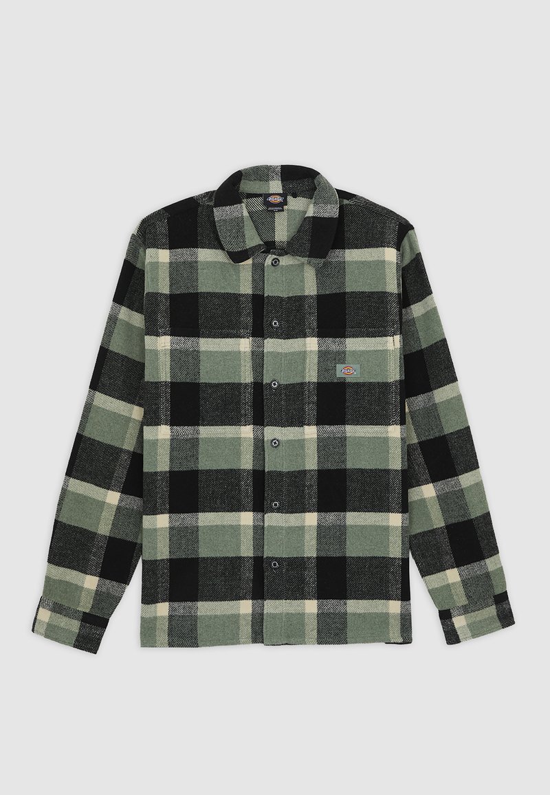 Langärmliges Button-Up-Hemd mit kariertem Muster in Schwarz, Grün und Beige sowie kleinem Logo-Patch auf der linken Brust.