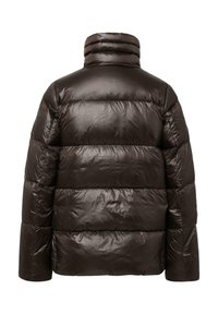 Bruine gewatteerde jas met hoge kraag en horizontale stiksels. Glanzende afwerking, gewatteerde textuur en een losse pasvorm aan de achterkant.