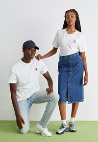 Salomon FURIOUS TEE UNISEX - Trükipildiga T-särk - white