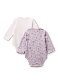 Dvě bodystocking s dlouhým rukávem: jedna v jednotné světle růžové barvě, druhá levandulová s malým květinovým vzorem, obě vyrobené z měkké bavlny.