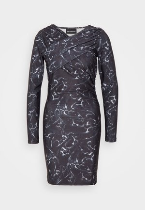 Robe noire à manches longues avec une silhouette ajustée, présentant un motif marbré dans des tons de gris et des détails froncés sur un côté.