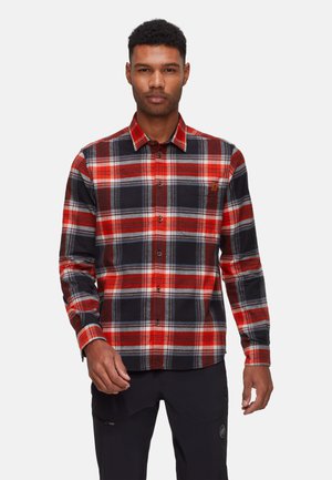 Chemise en flanelle à carreaux rouges et noirs avec des accents gris, manches longues, col boutonné et une poche poitrine arborant un petit logo.