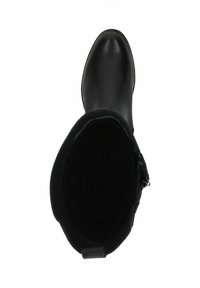 Botín negro hasta el tobillo con un exterior de cuero suave, punta redondeada y suela negra texturizada. Presenta una cremallera lateral y un diseño minimalista.