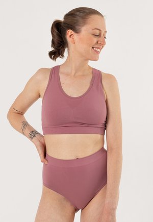 Roze sportbeha en high-waisted slips gemaakt van soepel, rekbaar materiaal. Het ontwerp heeft een ronde halslijn en brede banden.