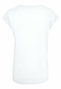 Hvid T-shirt med kort ærme og rund halsudskæring, lavet af blødt bomuldsmateriale, med et enkelt og udekoreret design. Ingen synlige mønstre eller accenter.
