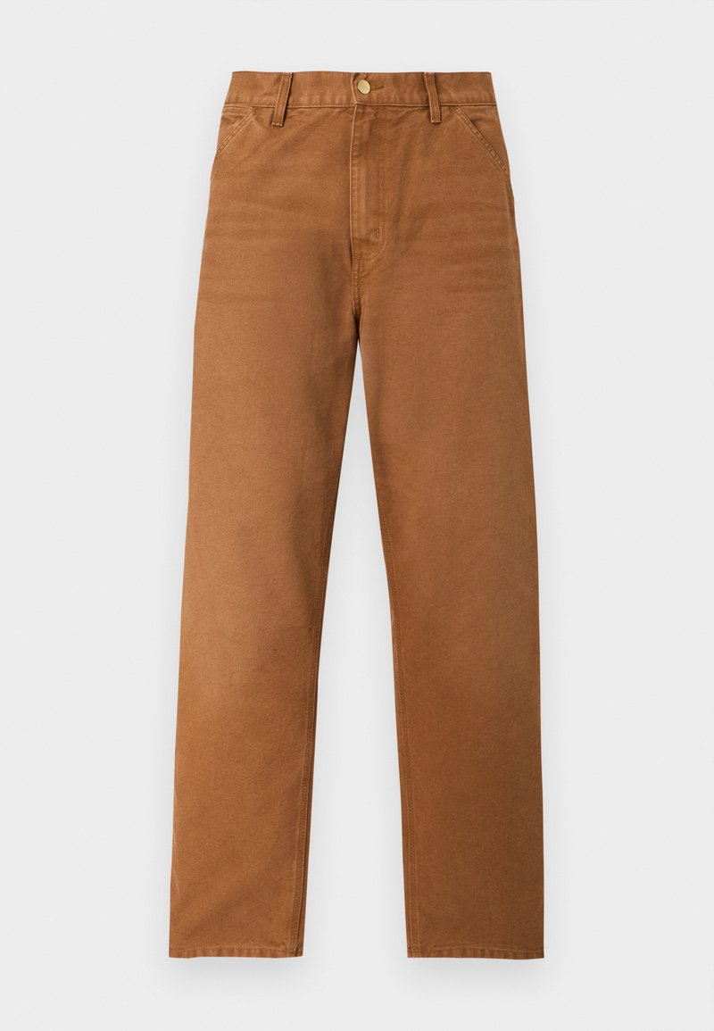 Pantalon marron à jambes droites avec passants de ceinture, poches avant et fermeture à bouton, présenté sur un fond clair uni.