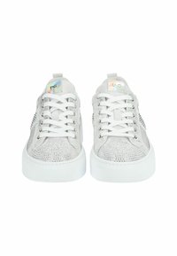 Hvide sneakers med en struktureret overdel, der har sølvfarvede rhinesten, snørebåndsdesign, polstret skaft og tyk hvid sål.