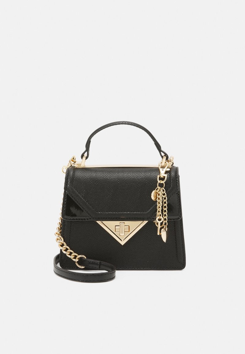 Sac à main noir texturé avec poignée supérieure, fermoir triangulaire doré, bandoulière chaîne en or et charms décoratifs dorés sur un fond uni.