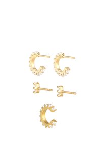 Guldtonede øreringe med et bølget, scalloped design og hvide perle accenter. To par: et større hoop og mindre studs med tekstureret detaljering.
