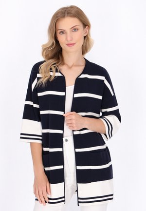Cardigan cu dungi bleumarin și albe, design cu fața deschisă, mâneci scurte, două buzunare frontale, textură moale, cu dungi orizontale și accente contrastante.