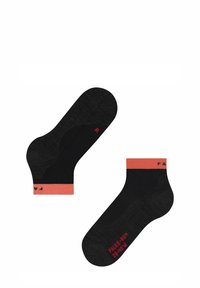 Czarne skarpetki z koralowymi akcentami przy mankietach, z teksturowanym wzorem, oznaczone literą "R" na jednej skarpetce i "FALKE RU4" na drugiej.