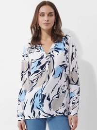 Langärmelige Bluse aus leichtem, seidigem Stoff mit einem blauen, marineblauen und beigen Blumenmuster, V-Ausschnitt und Knopfdetails am Ausschnitt.